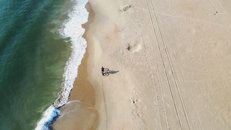 Vogelperspektive-Eines-Radfahrers,-Der-Am-Strand-Entlang-Der-Küste-Von-Virginia-Fährt
