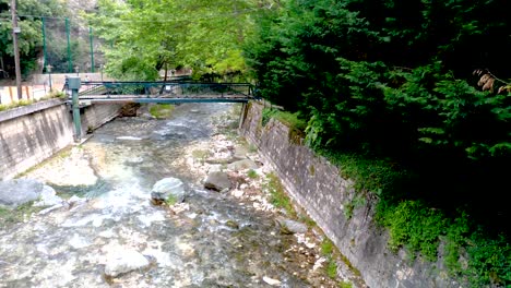 Ein-Kleiner-Fluss-Zwischen-Bäumen-In-Den-Heißen-Quellen-In-Pozar-Aridea,-Griechenland