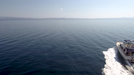 Vista-Aérea-De-Un-Barco-De-Alta-Velocidad-Cruza-El-Mar-En-Grecia-Por-Drones