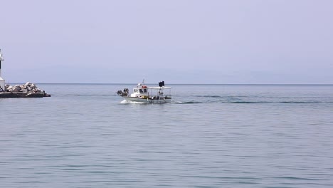 Fischerboot-Nähert-Sich-Dem-Hafen,-Griechenland-Thessaloniki