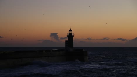 Leuchtturm-Sonnenuntergang-In-Porto,-Starker-Ozean