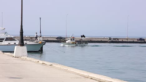 Barco-De-Pesca-Se-Acerca-Al-Puerto,-Grecia-Thessaloniki