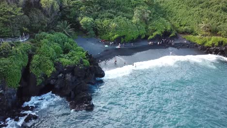 Luftaufnahme-Des-Schwarzen-Sandstrandes-In-Maui,-Hawaii