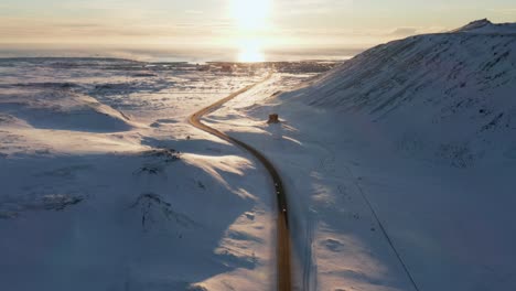 Carretera-Que-Conduce-A-La-Ciudad-De-Grindavik-En-Islandia-Bajo-El-Brillante-Sol-Del-Mediodía,-Invierno