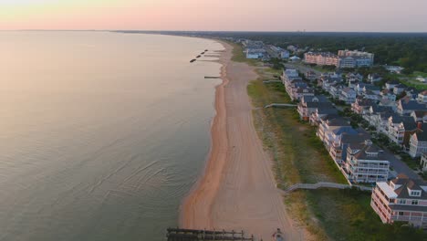 Drohne-Fliegt-Bei-Sonnenaufgang-Am-Ocean-View-Beach-In-Norfolk,-Virginia,-In-Richtung-Virginia-Beach