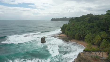 Costa-Natural-Salvaje-En-El-Caribe-Con-Poderosas-Olas-Rompiendo-En-La-Orilla
