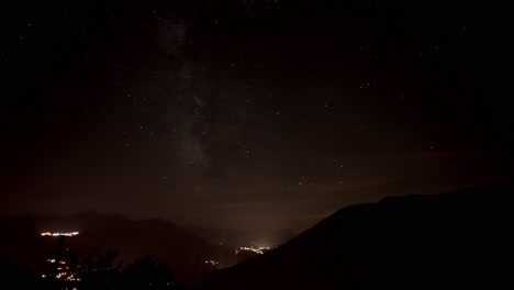 Reise-In-Den-Faszinierenden-Nachthimmel-Mit-Diesem-Bewegenden-Sternenraffer-Der-Milchstraße-über-Den-Französischen-Alpen