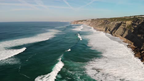 Diese-Atemberaubenden-Drohnenaufnahmen-Fangen-Die-Lebendige-Schönheit-Der-Portugiesischen-Küste-Ein