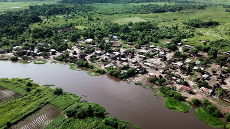 Pueblo-Y-Tierras-De-Cultivo-A-Lo-Largo-De-Oueme-Benin-Africa