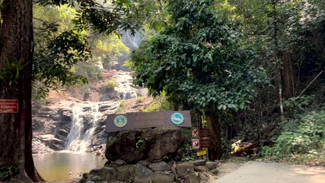 Lampi-Wasserfall-Im-Nationalpark-Khao-Lampi-Hat-Thai-Mueang