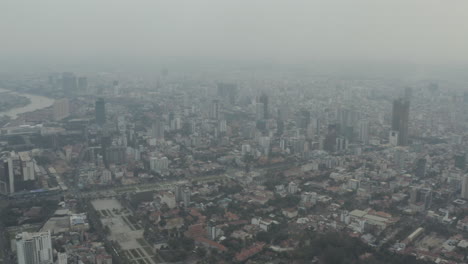 Weitwinkelschwenk-Aus-Der-Luft-über-Phnom-Penh-Mit-Verschmutzung