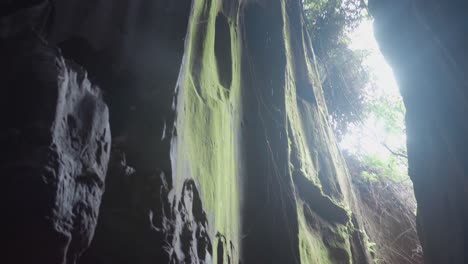 Eine-Aufnahme-Von-Oben-Bis-Zum-Fuß-Eines-Felsigen-Höhlentals