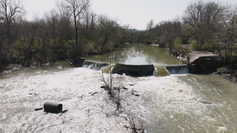 Zeitlupenaufnahme-Des-Wassers,-Das-Durch-Den-Damm-An-Der-Pumpstation-West-Fork-River-Fließt
