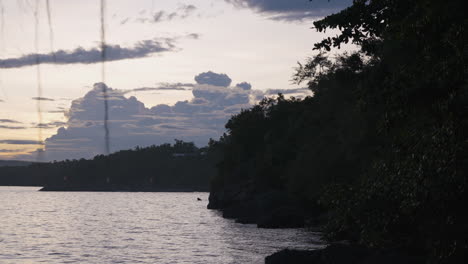 Zeitrafferaufnahme-Von-Wellen,-Die-Während-Des-Sonnenuntergangs-In-Bohol-Gegen-Das-Ufer-Schlagen