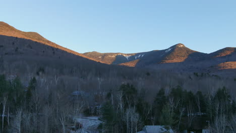 Zoom-Cinemático-Aéreo-Movimiento-Hacia-Adelante-Amanecer-De-Bosque-Y-Paisaje-Montañoso-En-Loon-Mountain-Resort-New-Hampshire
