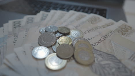 Las-Monedas-Polacas-Yacen-Esparcidas-Sobre-Los-Billetes-Polacos