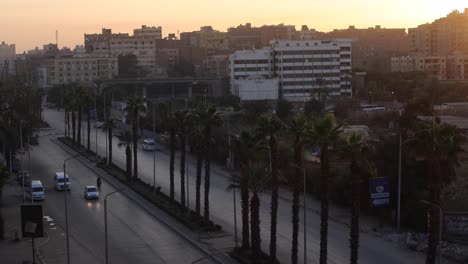 Verkehrsstraße-In-Der-Stadt-Kairo-Mit-Sonnenuntergangshimmel