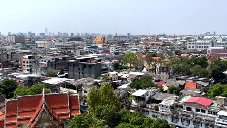 Aufnahme-Eines-Schwenks-über-Die-Innenstadt-Von-Bangkok,-Traditionelle-Und-Moderne-Immobilien-Mit-Gemischtem-Stadtbild,-Thailand