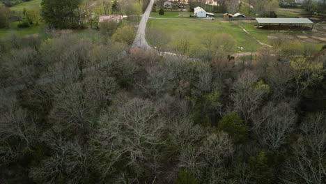 Aerial-shot-showing-the-lakeside-walks-available-at-Lake-Sequoyah