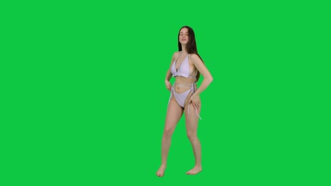 Glückliches-Und-Fröhliches-Weibliches-Model,-Das-Vor-Einem-Grünen-Bildschirm-Posiert