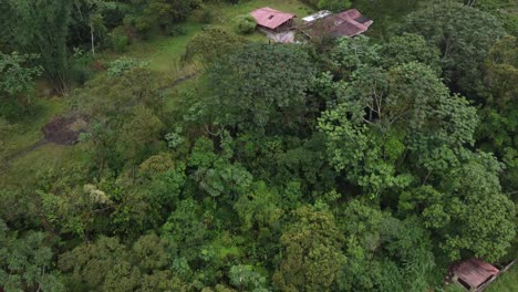 Toma-De-Un-Dron-De-Una-Aldea-Con-Un-Asentamiento-Simple-Lejos-De-La-Ciudad-Cerca-De-La-Selva-Amazónica