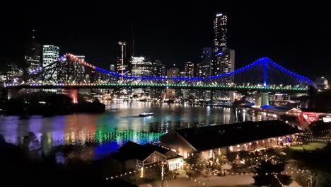 Brisbane-City-Bei-Nacht-Mit-Der-Brücke-Und-Reflexionen-Und-Der-Skyline-Der-Stadt