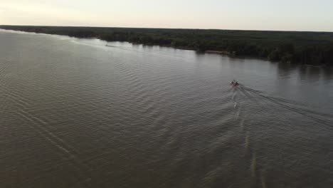 Sammelbusboot-Segelt-Entlang-Des-Paraná-Flusses-Im-Deltagebiet,-Argentinien