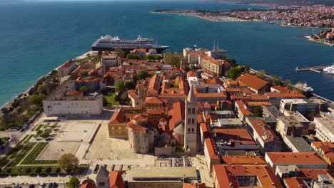 4K-fast-bird's-eye-perspective-tracking-shot-over-Zadar,-Croatia