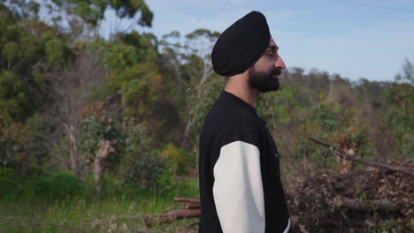 Hombre-Sikh-Indio-Caminando-Al-Aire-Libre-Y-Disfrutando-De-La-Naturaleza-De-Verano---Tiro-Medio