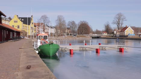 Historische-Stadt-Mit-Booten-Am-Ufer-In-Stockholm,-Schweden