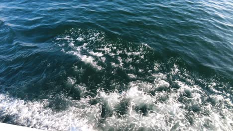 Plätschernde-Wellen-An-Der-Seite-Einer-Fahrenden-Fähre-Auf-Dem-Meer