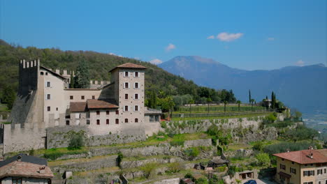 Pintoresco-Castillo-En-Una-Montaña-Verde-En-Tenno-Trentino-Alto-Adige-Ciudad-De-Lombardía