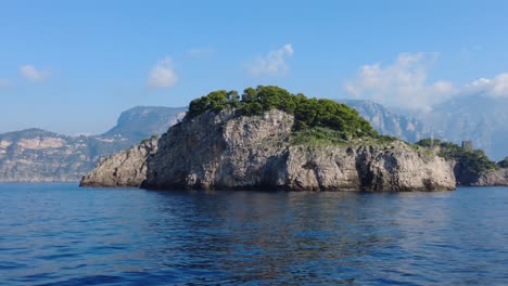 Vista-De-Acantilados-Y-Formaciones-Rocosas,-Costa-De-Amalfi-En-Italia---Punto-De-Vista