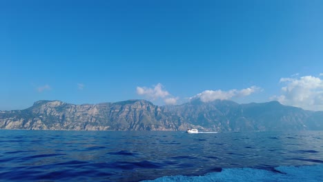 Vista-En-Primera-Persona-De-Viajar-En-Ferry-Hacia-La-Costa-De-Amalfi-En-Italia