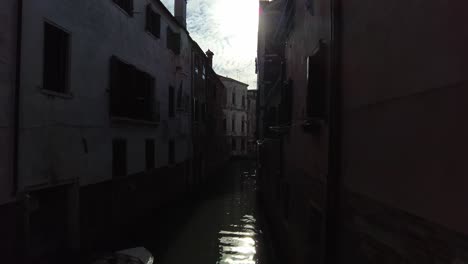 Leere,-Ruhige-Wasserstraßen-Auf-Der-Schmalen-Straße-In-Venedig,-Italien-Im-Morgengrauen