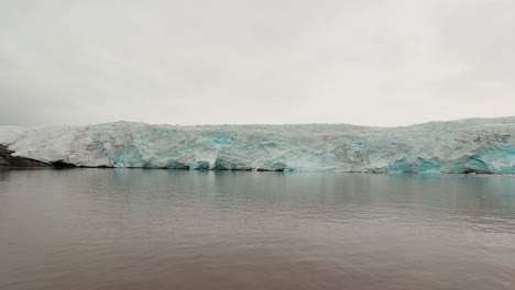 Sailing-Towards-End-Of-Glacier-In-Tempelfjorden-In-Svalbard-Archipelago,-Norway