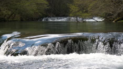 Nahaufnahme-Des-Tandemwasserfalls-Am-Fluss-Krka-In-Slowenien
