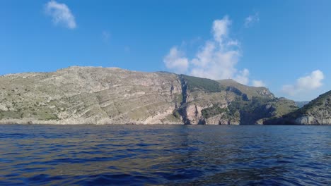 Ferry-Pov-Moviéndose-Hacia-La-Costa-De-Amalfi-En-Italia-Durante-El-Día