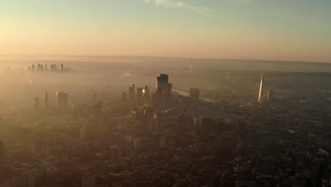 Luftaufnahme-über-Dem-Zentrum-Von-London-An-Einem-Nebligen-Morgen
