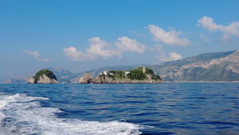 Atemberaubender-Blick-Auf-Das-Mittelmeer-Nahe-Der-Amalfiküste-Mit-Bergen-Im-Hintergrund-In-Kampanien,-Italien