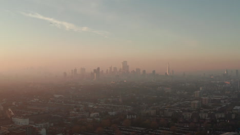 Aufsteigende-Luftaufnahme-Der-Skyline-Von-London-An-Einem-Nebligen-Morgen