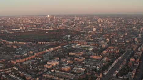 Dolly-Back-Luftaufnahme-über-Maida-Vale-Im-Zentralen-Westen-Londons-Bei-Sonnenuntergang