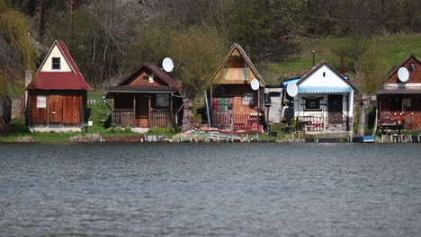 houses-on-the-lake-shore