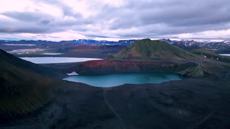 Malerische-Aussicht-Nach-Sonnenuntergang-Auf-Den-Explosionskrater-Ljotipollur-Und-Den-Kratersee-Im-Südlichen-Hochland-Islands