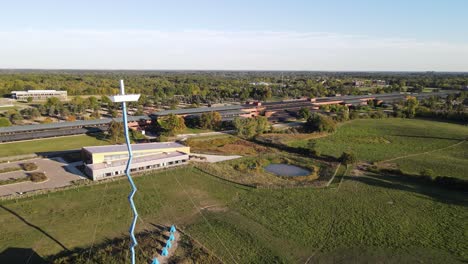 Edificios-Agrícolas-Y-Torre-En-Michigan,-Vista-Aérea-De-Ascenso-De-Drones