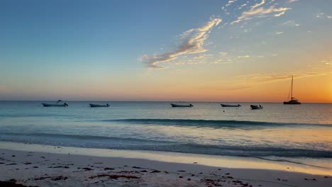 Panorama-Des-Atemberaubenden-Strandes-Und-Der-Meereslandschaft-Bei-Sonnenaufgang-In-Playa-Del-Carmen,-Mexiko