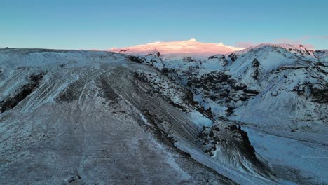 Hvannadalshnukur-En-Islandia---Pico-Cubierto-De-Nieve-Sobre-El-Paisaje-Islandés-En-El-Amanecer-De-Invierno