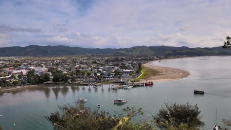 Erstaunliche-Eröffnungsaufnahme-Des-Hafens-Und-Der-Stadtlandschaft-Von-Whitianga-Am-Ufer-Der-Coromandel-Halbinsel,-Neuseeland