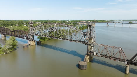 Puente-Levadizo-Del-Río-Arkansas-Cerca-Del-Parque-Lee-Creek-En-Van-Buren,-Arkansas