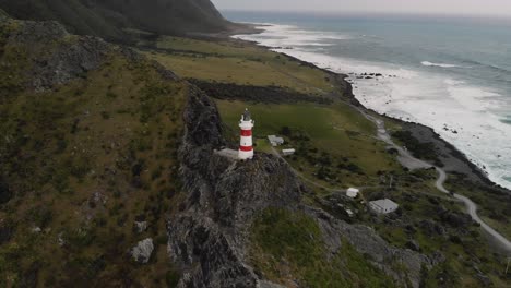 Vista-Panorámica-Del-Hito-De-Nueva-Zelanda,-Cape-Palliser-Y-Paisaje-Costero